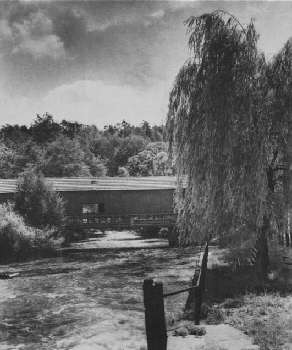 Überdachte Holzbrücke